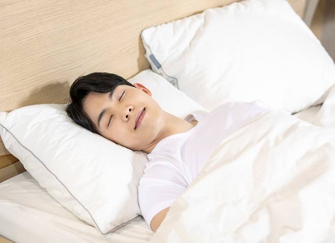베개는 목의 C자 곡선을 유지할 수 있도록 6~10cm의 적절한 높이로 베야 한다./사진=클립아트코리아