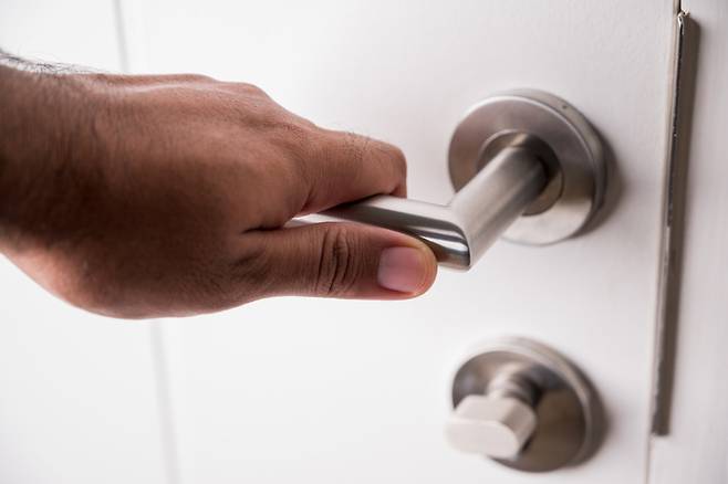 문고리를 잡을 때마다 손가락에 정전기가 올라 번거로운 사람들이 있다. 정전기는 대체로 몸이 건조한 사람에게 잘 발생한다./사진=클립아트코리아