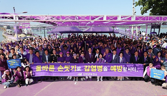 박우량 신안군수와 지역민들이 지난 5월 개최된 라벤더꽃 축제장에서 감염병 예방 관련 손 씻기 홍보를 하고 있다. [사진=신안군]