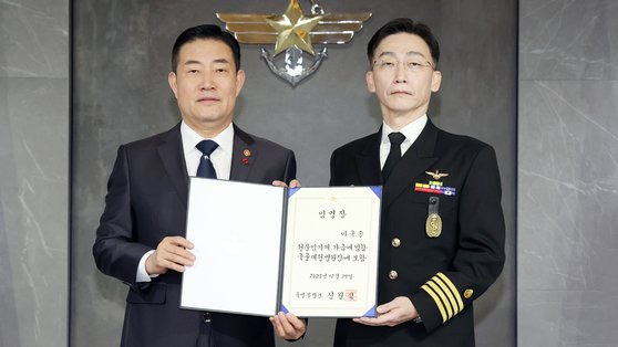 신원식 국방부 장관(왼쪽)은 27일 이국종 의무자문관을 국군대전병원장에 임명했다. [사진 국방부]