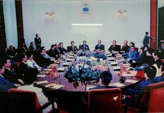 ‘김일성 초상 액자’가 보이는 남북 의회 교류 사진이 국회 경내에 전시됐다가 정치권에서 논란이 됐다. 사진 태영호 국민의힘 의원 페이스북 캡처