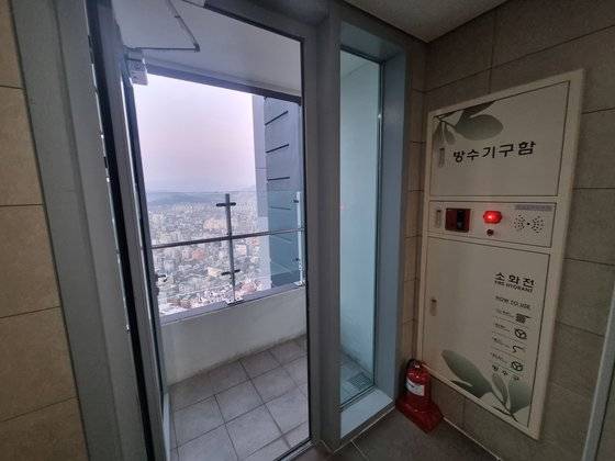 마포에 위치한 36층 아파트에는 비상 대피용 테라스가 설치되어 있다. 반면 2008년 준공된 39층 아파트에는 비상 대피용 테라스도 피난층도 없었다. 박종서 기자