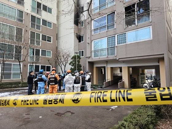 26일 오전 11시 과학범죄수사대, 소방 화재조사단, 한국전기안전공사 등 21명의 인력이 투입돼 전날 새벽 서울 방학동의 한 아파트에서 발생한 화재의 원인을 조사했다. 이찬규 기자