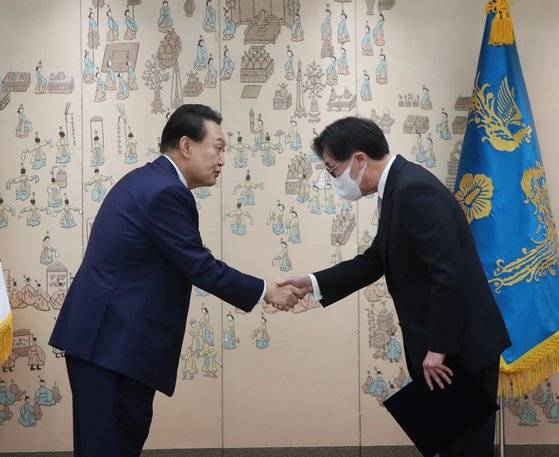 윤석열 대통령이 지난해 8월 용산 대통령실 청사에서 장호진 주 러시아 대사에게 신임장을 수여하고 있다. 대통령실사진기자단