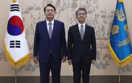 윤석열 대통령이 지난해 10월 서울 용산 대통령 집무실에서 열린 22년 추계 공관장 신임장 수여식에서 김홍균 주독일대사에게 신임장을 수여한 뒤 기념사진을 찍고 있다. 대통령실사진기자단