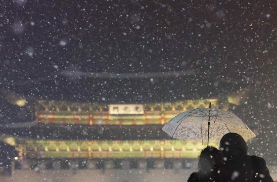 지난 1월 눈이 내리는 서울 광화문 광장 모습. 연합뉴스