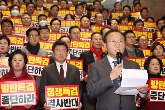 국민의힘 윤재옥 원내대표 겸 대표 권한대행이 28일 '쌍특검법'이 상정되자 본회의장 밖으로 나와 규탄발언을 하고 있다. 연합뉴스