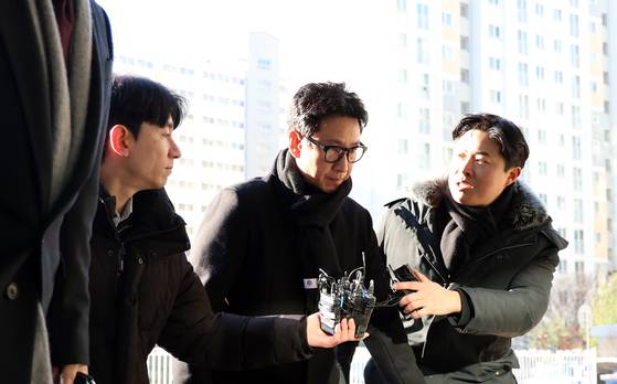 OScar-winning film, Parasite, actor Lee Suk-kyun, who was investigated for drug use, being questioned by reporters while entering the Incheon police station for questioning on Dec. 23. [YONHAP]