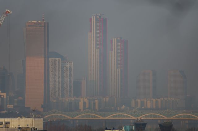 미세먼지 농도가 '나쁨' 수준을 보인 28일 서울 서초구 서리풀공원에서 바라본 여의도가 뿌옇게 보이고 있다. 뉴시스