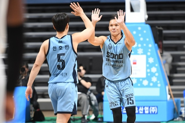 소노 한호빈과 카바노. 사진=KBL 제공