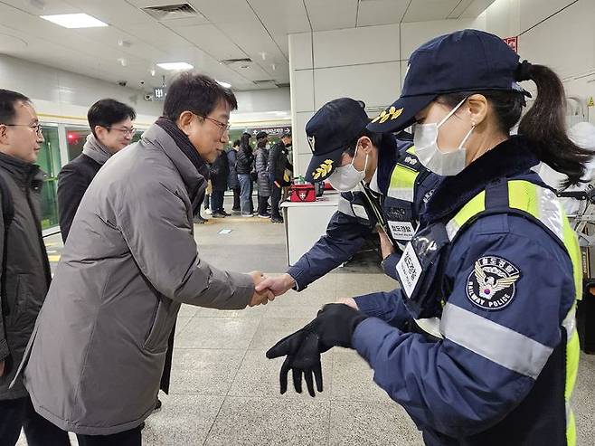 박상우 국토부 장관이 28일 오전 수도권 전철 중 혼잡도가 가장 높은 김포골드라인 출근길에 올라 그간의 대책추진 현황을 점검하고, 관계기관과 함께 김포골드라인 혼잡완화 및 안전관리 대책회의를 주재했다.(사진 제공=국토부) *재판매 및 DB 금지