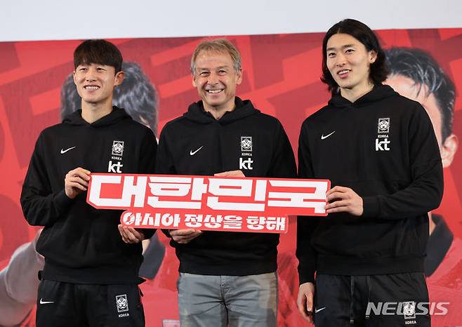 [서울=뉴시스] 김금보 기자 = 대한민국 축구 국가대표팀 이재성(왼쪽부터), 위르겐 클린스만 감독, 조규성이 28일 서울 용산구 CGV 아이파크몰에서 열린 2023 아시아축구연맹(AFC) 카타르 아시안컵 축구 국가대표팀 명단 발표식에서 포즈를 취하고 있다. 2023.12.28. kgb@newsis.com