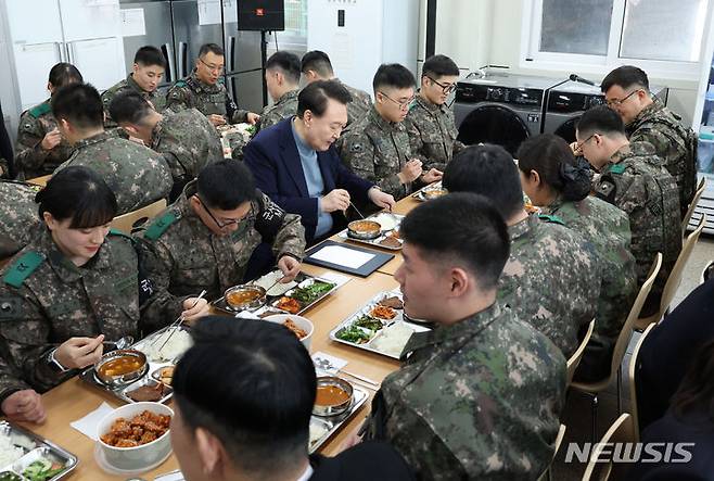 [연천=뉴시스] 조수정 기자 = 윤석열 대통령이 28일 경기 연천군 군사분계선 전방부대인 육군 제5보병사단 5중대 관측소 내 병영식당에서 장병들과 오찬을 하고 있다. 2023.12.28. chocrystal@newsis.com