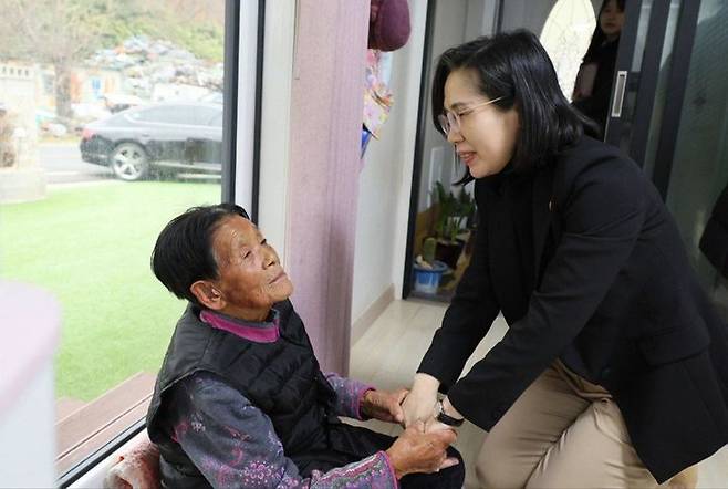 [서울=뉴시스] 김현숙 여성가족부 장관이 11월27일 경북 포항에 거주하시는 일본군 '위안부' 피해자 박필근 할머니 자택을 방문해 인사를 나누고 있다. (사진=여성가족부 제공) 2023.11.27. photo@newsis.com *재판매 및 DB 금지