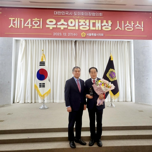 지난 27일 대한민국시·도의회의장협의회에서 주관하는 제14회 우수의정 대상 시상식에서 우수의정대상을 받은 김용호 의원