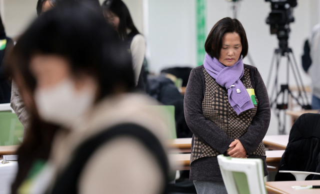 16일 오후 서울역 공간모아에서 열린 재난참사 피해자연대 발족식에서 화력발전소 비정규 하청 노동자였던 고(故) 김용균 씨의 어머니 김미숙 씨가 묵념을 하고 있다. 연합뉴스