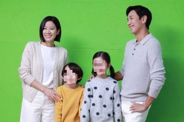 전혜진과 이선균이 모델로 활동하는 SK텔레콤 교육용 콘텐츠 ‘아이러브 ZEM(잼)’ 광고 장면. 사진 제공=SK텔레콤