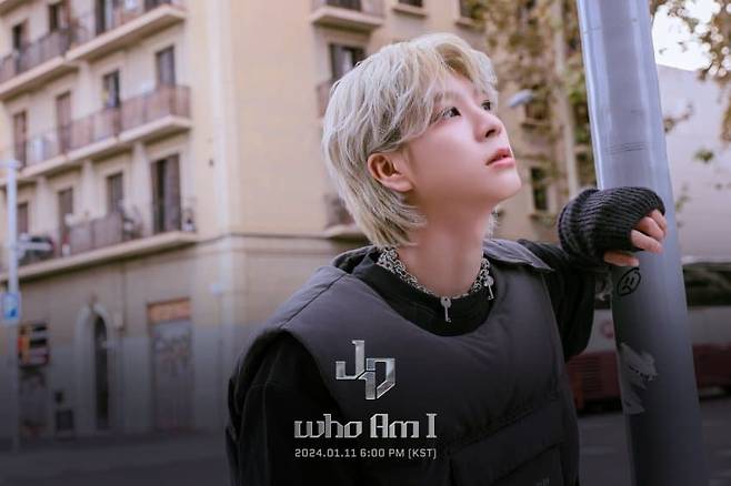 정동원 닮은 'AI 신인' JD1, 탈색 잘 어울리는 'who Am I' 콘셉트 포토
