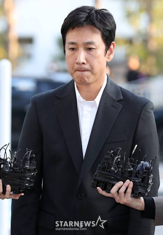 '마약 스캔들'에 휩싸인 배우 이선균(48)이 28일 오후 인천광역시 논현경찰서에 마약류 관리에 관한 법률 위반 혐의에 대한 경찰 조사를 받기 위해 도착하고 있다. 2023.10.28 /사진=임성균