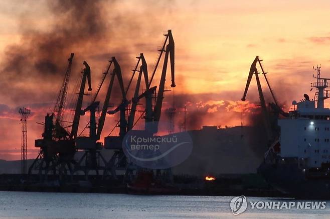 우크라 공습에 크림반도서 피어나는 연기 (페오도시야 AFP=연합뉴스) 26일(현지시간) 우크라이나의 공습을 받은 크림반도 페오도시야 항구에서 손상된 군함 위로 연기가 피어오르고 있다. 이날 공격으로 1명이 사망하고 러시아 해군 함정 1대가 파손됐다. [텔레그램 채널 VentdeCrimee 제공] 2023.12.27 besthope@yna.co.kr