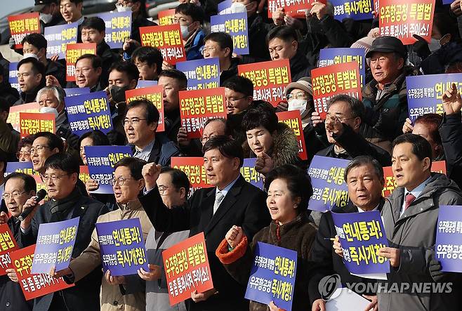 "우주항공청 특별법 통과 촉구" (서울=연합뉴스) 신준희 기자 = 26일 국회 본청 앞에서 경상남도상공회의소협의회 주최로 열린 우주항공청 특별법 연내 통과 촉구 기자회견에서 최재호 경상남도상공회의소협의회장 등이 구호를 외치고 있다. 2023.12.26 hama@yna.co.kr