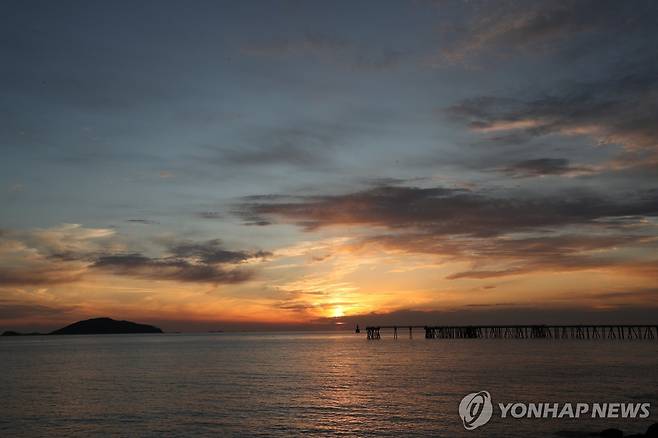 서천 마량포항 서천 마량포항
    (서천=연합뉴스) 조보희 기자 = 충남 서천 마량포항과 일몰.  2023.11.7