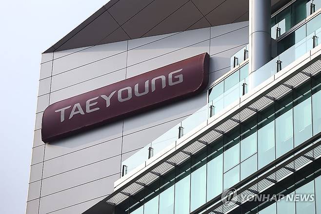 태영건설, 부동산 PF 위기에 워크아웃 신청 (서울=연합뉴스) 류영석 기자 = 부동산 프로젝트파이낸싱(PF)으로 유동성 위기를 겪고 있는 태영건설이 워크아웃을 신청한 가운데 28일 서울 여의도에 위치한 태영건설 본사 모습.
시공능력 순위 16위의 중견기업인 태영건설이 워크아웃을 신청하면서 부동산 PF 부실로 인한 건설업체들의 연쇄 위기 등 파장이 예상된다. 2023.12.28 ondol@yna.co.kr
