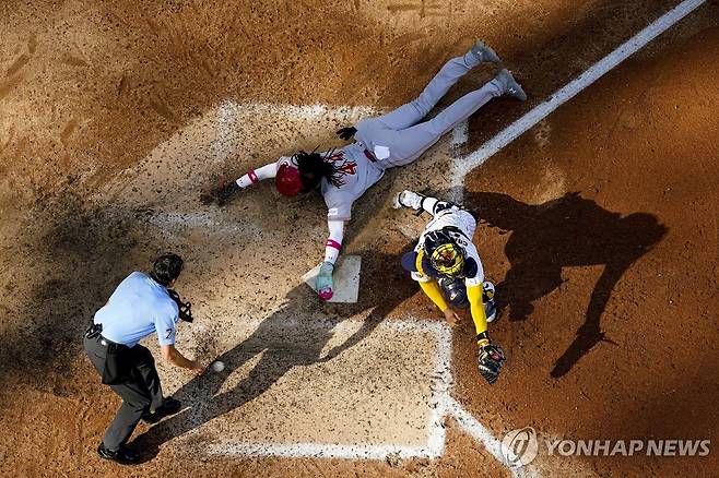 엘리 데 라 크루스(사진 위)의 우아한 슬라이딩 [AP=연합뉴스]