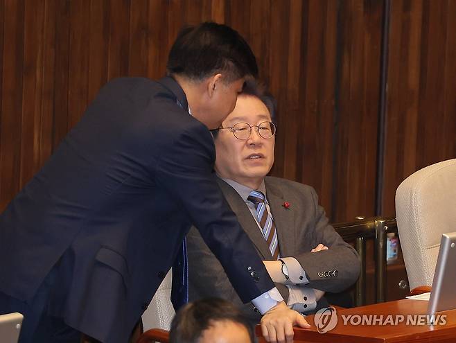 김병욱 의원과 대화하는 이재명 대표 (서울=연합뉴스) 이정훈 기자 = 더불어민주당 이재명 대표가 28일 오후 국회 본회의에서 김병욱 의원과 대화하고 있다. 2023.12.28 uwg806@yna.co.kr