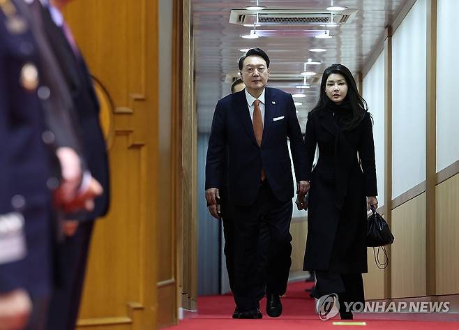 네덜란드 국빈 방문 마치고 귀국하는 윤석열 대통령 부부 (성남=연합뉴스) 진성철 기자 = 네덜란드 국빈 방문 일정을 마친 윤석열 대통령과 김건희 여사가 15일 성남 서울공항 2층 실내행사장으로 귀국하고 있다.   2023.12.15 zjin@yna.co.kr