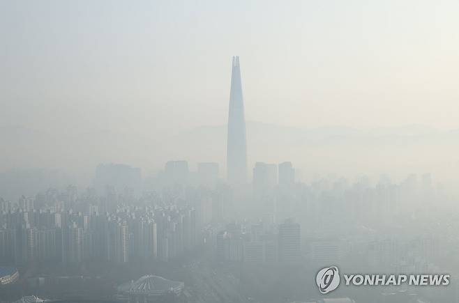 미세먼지와 안개 깔린 서울 시내 (서울=연합뉴스) 류영석 기자 = 서울 지역 초미세먼지 농도가 '나쁨' 수준을 보이는 28일 오전 서울 강남구,송파구 일대가 뿌옇게 보인다. 2023.12.28 ondol@yna.co.kr