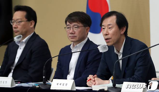 정정훈 기획재정부 세제실장(오른쪽)이 지난 9월 세종시 정부세종청사 중앙동 브리핑실에서 2023년 세수 재추계 결과 및 재정 대응방향에 대해 발표하고 있다. 2023.9.18/뉴스1 ⓒ News1 김기남 기자