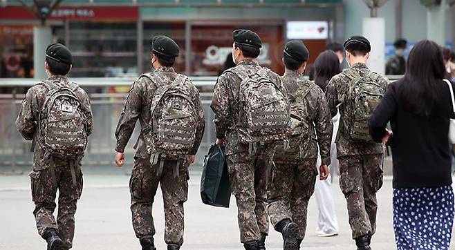 휴가가는 군인들의 뒷모습. 이번 사건과 직접적인 관련이 없음. /조선DB
