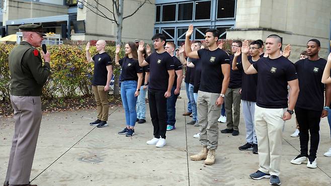 미국 사우스 캐롤라이나주의 포트 잭슨 미 육군 기지에서 육군 입대를 희망하는 청년들이 ‘미래 군인 준비 코스' 캠프에 입영하기 전 선서하고 있는 모습. /미 육군