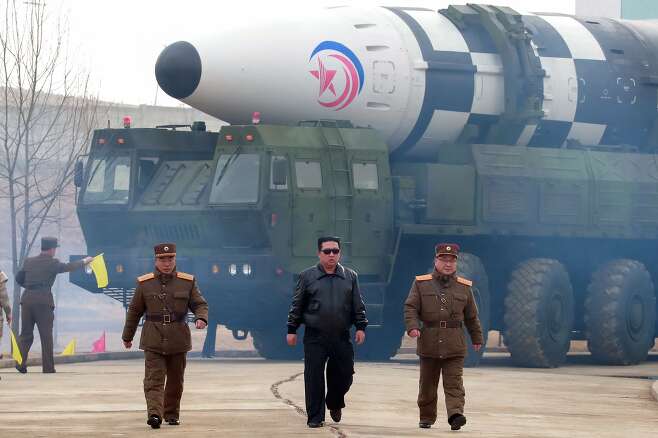북한 노동당 기관지 노동신문은 지난 3월25일 전날인 24일 발사한 미사일이 신형 대륙간탄도미사일(ICBM)인 '화성-17형'이라고 밝혔다. 김정은 노동당 총비서가 직접 발사 명령을 하달하고 현장에 참관해 발사 전과정을 지도했다고도 전했다. /평양 노동신문 뉴스1