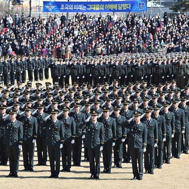 지난 2월 28일 충북 괴산군 육군학생군사학교에서 열린 '2023 학군장교 통합임관식'에서 신임장교들이 거수경례를 하고 있다. 이번에 임관한 소위는 육군 2999명, 해군 102명, 공군 138명, 해병대 129명이다. /육군 제공