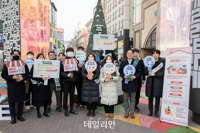 한국가스공사는 지난 27일 대구 동성로 일대에서 시민들을 대상으로 '겨울철 에너지 절약 거리 캠페인'을 진행했다.ⓒ한국가스공사