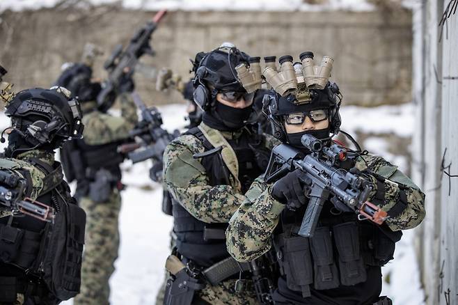 육군 특전사 장병이 적 후방지역으로 침투해 목표건물을 대상으로 특수타격작전을 실시하고 있다. 육군 제공