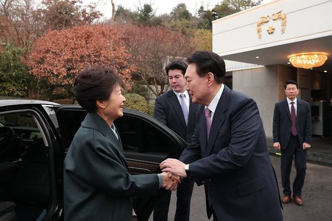 (서울=뉴스1) 안은나 기자 = 윤석열 대통령이 29일 박근혜 전 대통령을 서울 용산구 한남동 관저로 초대해 오찬 전 마중나와 인사하고 있다. (대통령실 제공) 2023.12.29/뉴스1 /사진=뉴스1화상