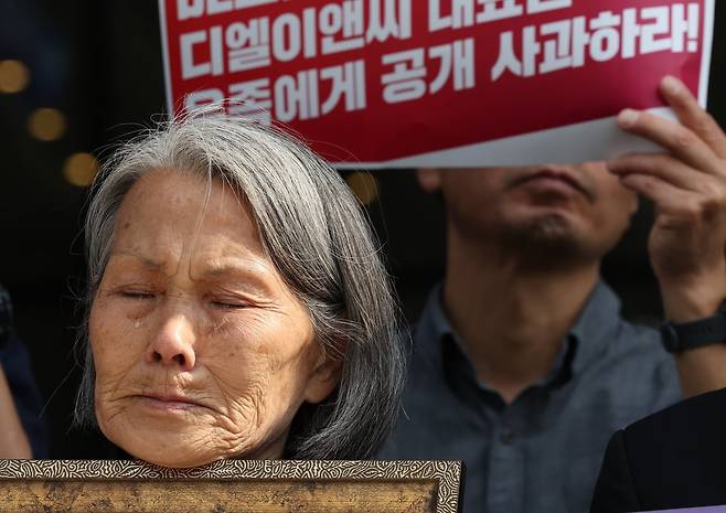 故 강보경 일용직 하청노동자의 어머니 이숙련 씨가 4일 오전 서울 종로구 DL이앤씨 돈의문 사옥 앞에서 열린 'DL이앤씨 중대재해 근절 및 시민대책위원회 발족 및 투쟁 선포 기자회견'에서 눈물을 흘리고 있다. 사진=뉴스1