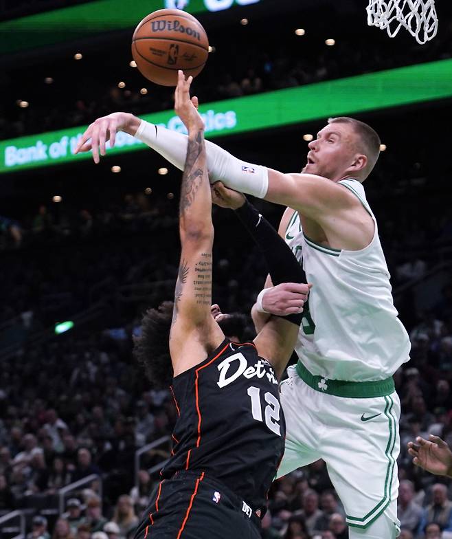 미국프로농구(NBA) 보스턴 셀틱스의 크리스탑스 포르징기스(오른쪽)가 29일 디트로이트 피스턴스와의 경기에서 아이재이아 리버스의 슛을 쳐내고 있다. 보스턴 | AP연합뉴스