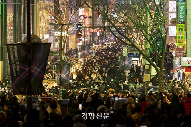 크리스마스 이브인 24일 서울 중구 명동거리를 찾은 시민들이 연휴를 만끽하고 있다. 2023.12.24 문재원 기자