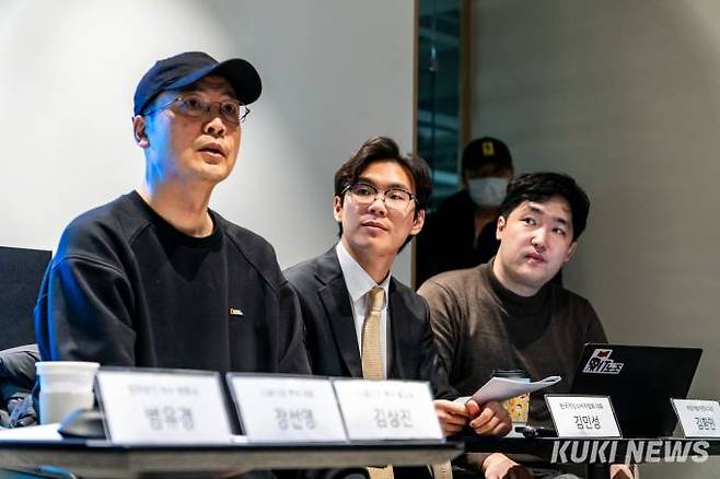 기자회견을 진행하고 있는 김상진 스튜디오 뿌리 총감독, 김민성 한국게임소비자협회 대표, 김환민 게임개발자연대 대표. 사진=차종관 기자