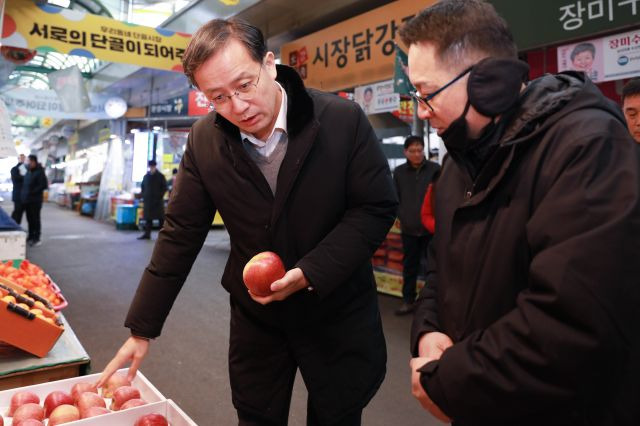 이형일(왼쪽) 통계청장이 지난 22일 대전 중구 문창시장에서 상인과 대화하며 소비자 물가 동향을 파악하고 있다. 통계청 제공