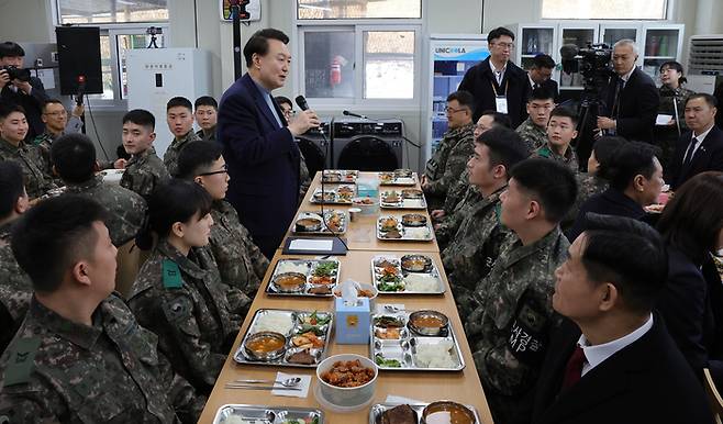 윤석열 대통령이 28일 경기도 연천군의 한 중부전선 전방부대 식당을 찾아 장병들과 오찬을 함께하기 전 인사말을 하고 있다. [이승환 기자]