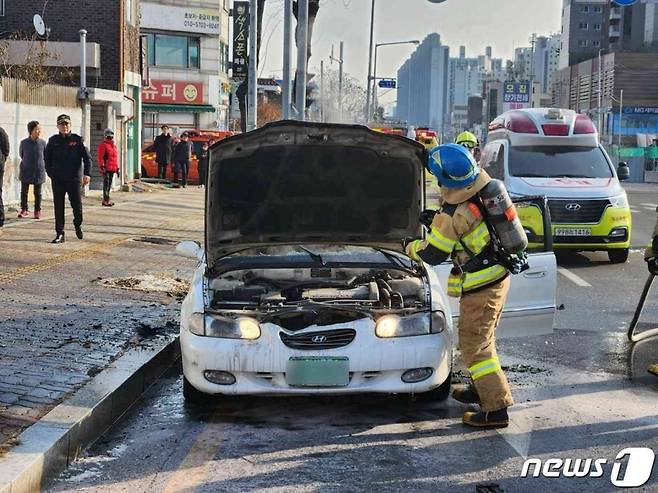 28일 오전 10시38분쯤 부평 산곡역 인근 도로를 달리던 소나타 차량에서 불이 나 70대 운전자가 크게 다쳐 치료를 받고 있다. 사진은 화재 현장. /사진=뉴스1(인천소방본부 제공)