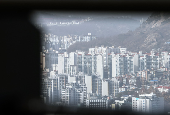 29일 부동산 정보제공 업체 '경제만랩'이 서부동산정보광장을 살펴본 결과, 2023년 1월부터 11월까지의 서울 아파트 전월세 거래량은 24만9000여건으로 역대 최다를 기록했다. 보증금 미반환 가능성이 커진 빌라나 오피스텔 등 비아파트에 대한 전월세 수요가 아파트로 몰렸기 때문으로 분석된다./사진=뉴스1