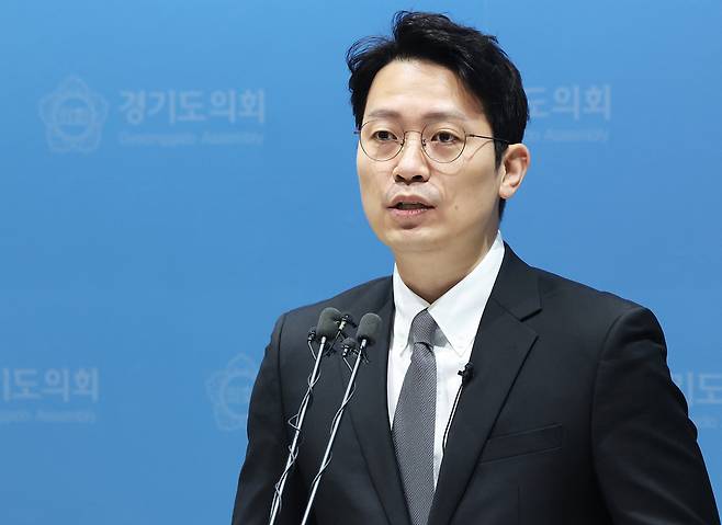 이기인 경기도의회 의원이 29일 오후 경기도 수원시 경기도의회에서 국민의힘 탈당 기자회견을 하고 있다. [연합]