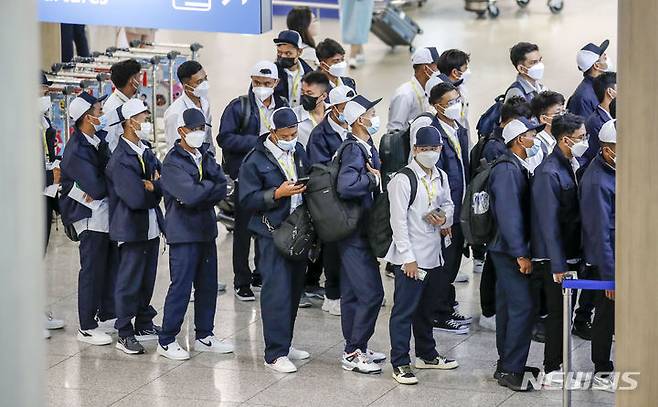 [인천공항=뉴시스] 정병혁 기자 = 지난 6월 20일 오전 인천국제공항 제1터미널 입국장에서 미얀마에서 온 외국인근로자들이 입국하고 있다. 2023.06.20. jhope@newsis.com