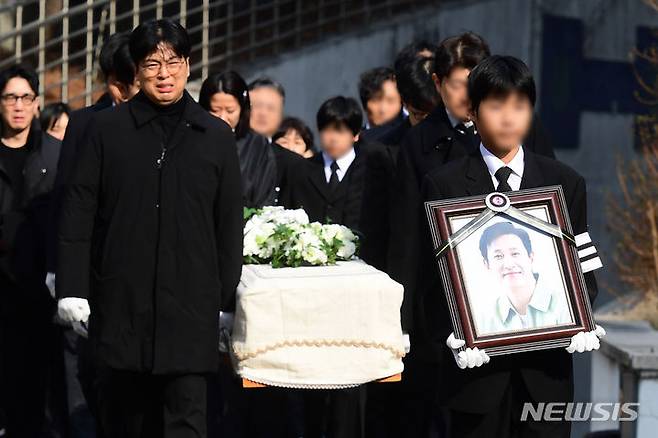 [서울=뉴시스] 故이선균의 발인이 29일 오전 서울 종로구 연건동 서울대학교병원 장례식장에서 엄수됐다. (사진=사진공동취재단) 2023.12.29. photo@newsis.com